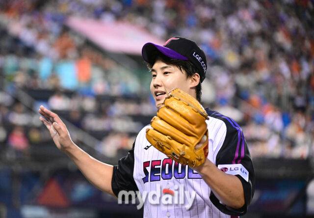 2025년 8월 8일 오후 서울 잠실구장에서 열린 '2025 신한 SOL뱅크 KBO 리그' 한화 이글스와 LG 트윈스의 경기, LG 선발투수 임찬규가 4회초 1사 1.2루서 한화 이재원을 병살타로 잡은 뒤 기뻐하고 있다./대전 = 유진형 기자