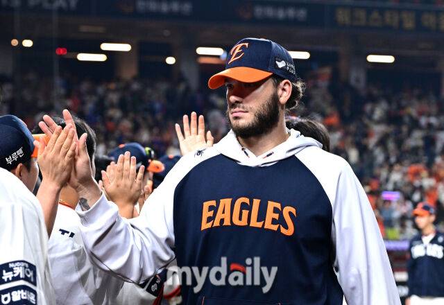 2025년 9월 26일 오후 대전 한화생명 볼파크에서 열린 '2025 신한 SOL뱅크 KBO 리그' LG 트윈스와 한화 이글스의 경기. 한화 폰세가 4-1로 승리한 뒤 기뻐하고 있다./대전 = 유진형 기자