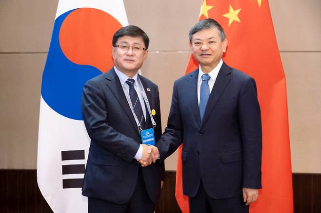 김성환 환경부 장관이 현지시간 28일 중국 옌타이에서 황룬치우 중국 생태환경부 장관과 만나 회담에 앞서 기념촬영을 하고 있다. 환경부 제공