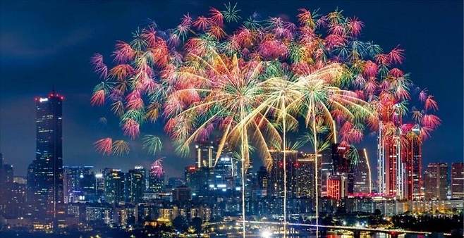 27일 오후 서울 여의도 한강공원에서 열린 '2025 서울세계불꽃축제' 장면. 연합뉴스