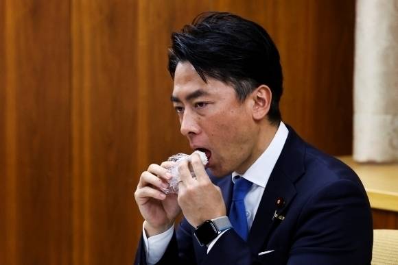 비축미로 만든 주먹밥을 시식하고 있는 고이즈미 신지로 농림수산상. 로이터 연합뉴스