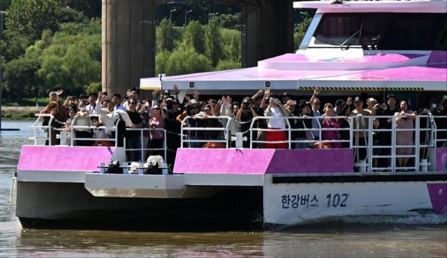 한강버스가 운항을 재개한 21일 서울 잠실 한강버스 선착장을 찾은 시민들이 승선을 기다리고 있다. 사진 제공=서울시