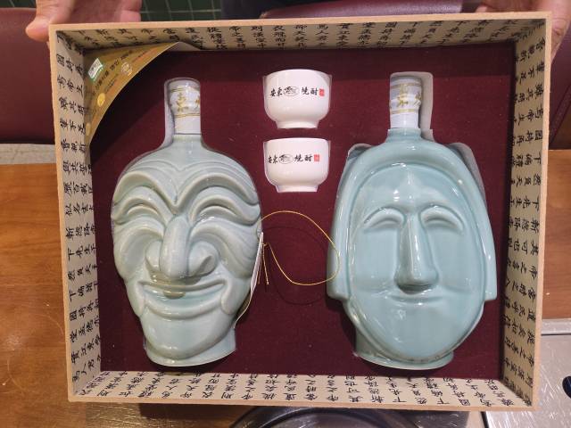 베트남 하노이에서 선물용으로 판매되고 있는 전통주 ‘안동소주’. 하노이=배상윤 기자.