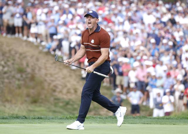 28일 라이더컵 이틀째 포볼 매치에서 14번 홀 버디를 넣고 포효하는 유럽팀 로리 매킬로이. UPI연합뉴스