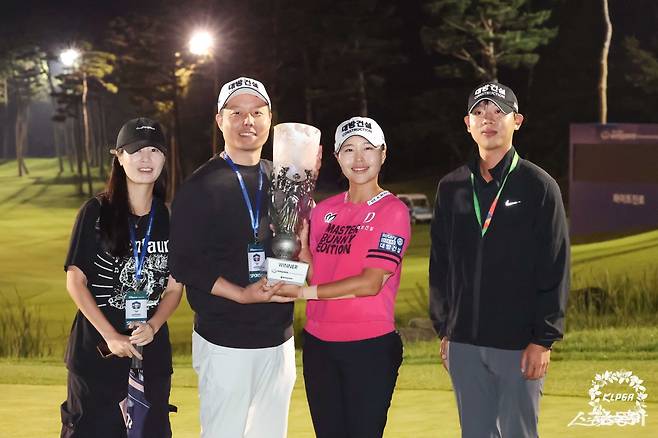 성유진(오른쪽에서 2번째)이 28일 열린 KLPGA 투어 마지막 메이저대회 2025년 하이트진로 챔피언십 우승을 차지했다. 사진제공|KLPGA