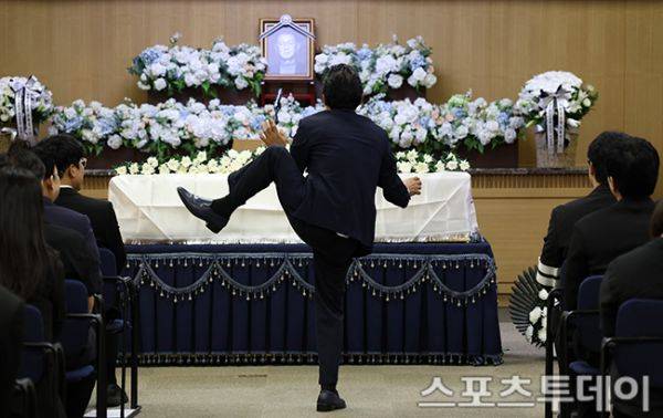 숭구리당당으로 고인의 넋을 위로하는 김정렬 / 사진=팽현준 기자