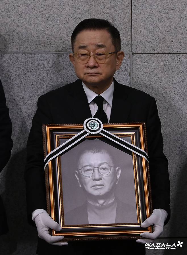 고 전유성 영정사진 든 이홍렬