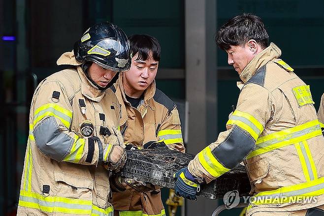 불에 탄 배터리 옮기는 소방대원 (대전=연합뉴스) 신현우 기자 = 27일 대전 유성구 국가정보자원관리원(국정자원)에서 소방대원이 불에 탄 배터리를 옮기고 있다.
전날 정부 전산시스템이 있는 국정자원에서 무정전·전원 장치(UPS)용 리튬이온 배터리 화재가 발생해 정부 전산 서비스가 대규모로 마비됐다. 2025.9.27 nowwego@yna.co.kr