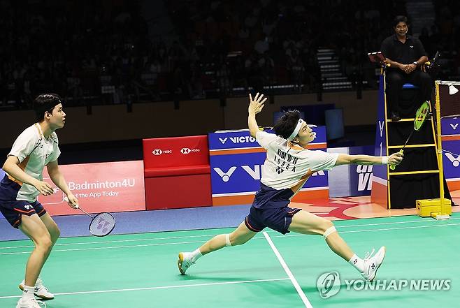 코리아오픈 남자복식 결승 경기하는 김원호-서승재 (수원=연합뉴스) 홍기원 기자 = '배드민턴 황금 콤비' 김원호와 서승재가 28일 경기도 수원체육관에서 열린 세계배드민턴연맹(BWF) 월드투어 슈퍼 500 코리아오픈 남자복식 결승에서 인도네시아의 파자르 알피안-무하마드 쇼히불 피크리 조와 경기를 하고 있다. 2025.9.28 xanadu@yna.co.kr