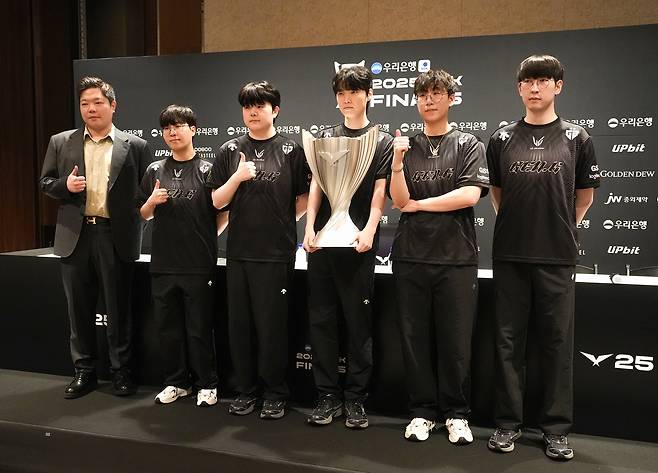 "LCK 첫 단일 시즌 챔피언은 우리" (영종도=연합뉴스) 김주환 기자 = 올해 LCK 결승전에서 첫 단일 시즌 챔피언에 등극한 젠지(Gen.G) 선수단이 28일 인천 영종도 인스파이어 아레나에서 열린 2025 LCK 결승전 종료 후 인터뷰에서 기념 사진을 촬영하고 있다. 2025.9.28 jujuk@yna.co.kr