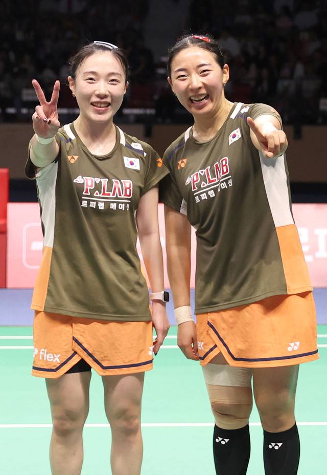 2025 세계배드민턴연맹(BWF) 월드투어 슈퍼 500 코리아오픈에서 우승을 차지한 (좌측부터) 김혜정. 공희용 선수가 환하게 웃으며 기쁨을 만끽하고 있다./사진제공=전북자치도배드민턴협회
