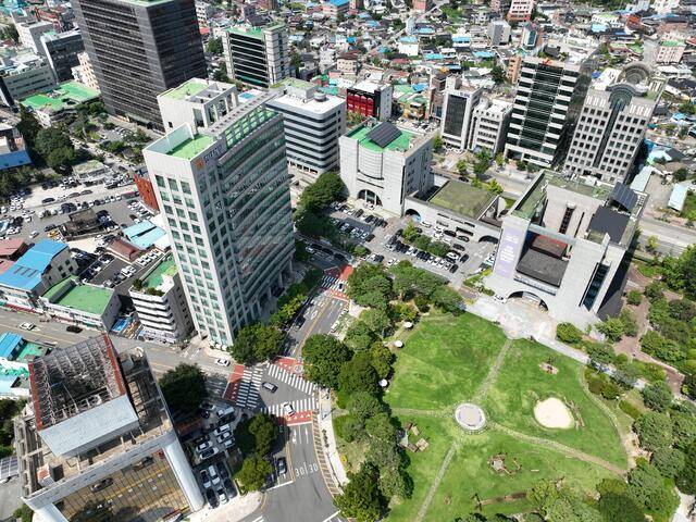 전주시청 본관과 별관 전경 사진. /전주시