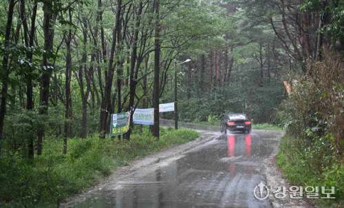 ◇D리조트 측이 양양군에 확장 신청서를 제출한 현남면 남애리 농어촌도로 202호 일부 구간, 양양군이 토지주와 사전협의 없이 신청서를 계획위원회 안건으로 상정해 논란이다. 양양=권태명기자
