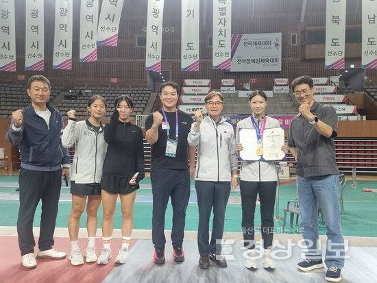 ▲ 펜싱 종목 사전경기에서 이시연(스포츠고3)이 여자 18세이하부 에페 개인전 결승에서 금메달을 차지했다. 울산시체육회 제공