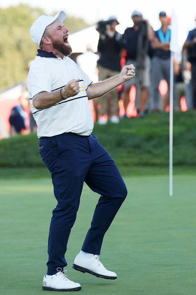 셰인 라우리가 유럽의 우승을 확정한 뒤 포효하고 있다.(사진=AFPBBNews)