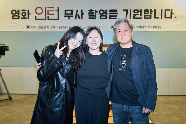 한소희(왼쪽)와 최민식, 사진제공=워너브러더스코리아