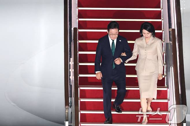 이재명 대통령과 김혜경 여사가 26일 미국 뉴욕 유엔총회 일정을 마치고 경기도 성남 서울공항을 통해 귀국하고 있다. 2025.9.26/뉴스1 ⓒ News1 이광호 기자