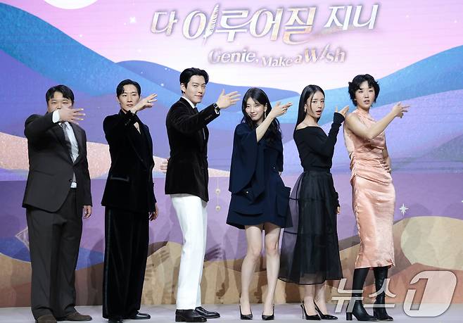 배우 고규필(왼쪽부터)과 노상현, 김우빈, 수지, 안은진, 이주영이 29일 서울 강남구 조선팰리스서울강남에서 열린 넷플릭스 시리즈 '다 이루어질지니'(극본 김은숙) 제작발표회에 참석해 미소를 짓고 있다. '다 이루어질지니'는 천여 년 만에 깨어난 경력 단절 램프의 정령 지니(김우빈 분)가 감정 결여 인간 가영(수지 분)을 만나 세 가지 소원을 두고 벌이는 스트레스 제로, 판타지 로맨틱 코미디다. 2025.9.29/뉴스1 ⓒ News1 권현진 기자