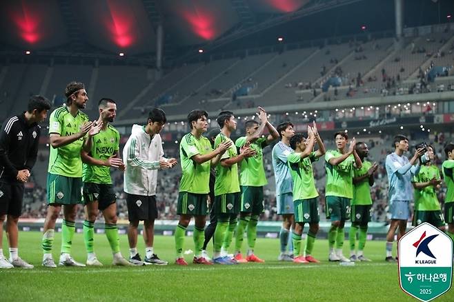 서울전 무승부 후 인사하는 전북 선수들. 제공 | 한국프로축구연맹