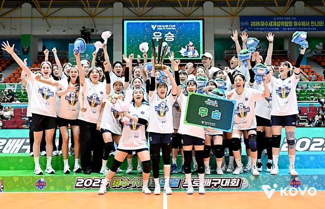 기업은행 선수들이 28일 여수진남체육관에서 컵 대회 우승 뒤 기뻐하고 있다. 제공 | 한국배구연맹