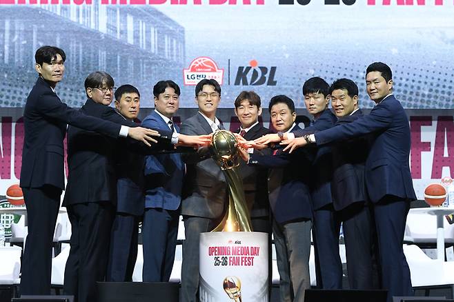 KBL 각 팀 감독들이 개막 미디어데이에서 우승 트로피를 잡고 포즈를 취하고 있다. 사진 | KBL