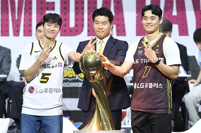 창원 LG 선수단이 트로피에 손을 올리고 사진 촬영에 임하고 있다. 사진 | KBL