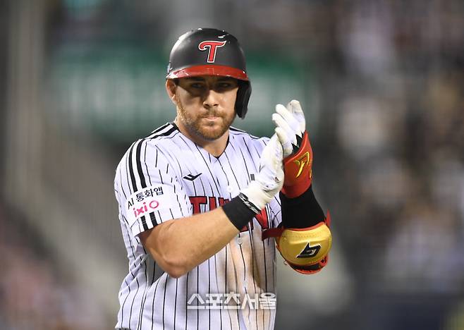 LG 오스틴이 20일 서울 잠실구장에서 열린 2025 KBO리그 롯데와 경기 7회말 1사1,3루 희생타를 친 후 박수를 치고 있다. 잠실 | 최승섭기자 thunder@sportsseoul.com