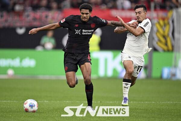 묀헨글라트바흐의 옌스 카스트로프(오른쪽)가 21일(현지 시간) 독일 레버쿠젠 바이아레나에서 열린 2025-26 분데스리가 4라운드 바이엘04 레버쿠젠과 경기 중 공을 다투고 있다. 카스트로프는 분데스리가 선발 데뷔전으로 72분을 소화했으며 팀은 1-1로 비겼다. /사진=뉴시스(AP)