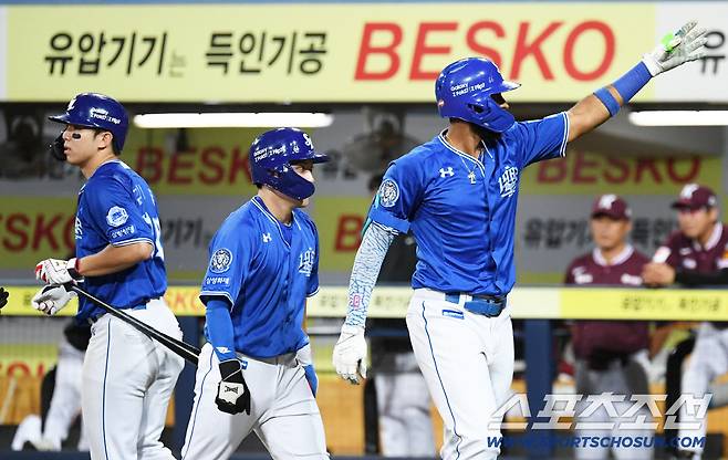 25일 대구 라이온즈파크에서 열린 삼성 라이온즈와 키움 히어로즈 경기. 8회말 2사 1,3루 삼성 디아즈가 스리런포를 날린 뒤 환호하고 있다. 2015시즌 삼성 나바로가 가지고 있던 외국인 타자 단일 시즌 최다 홈런(48홈런) 기록을 디아즈(49홈런)가 다시 세웠다. 대구=박재만 기자 pjm@sportschosun.com/2025.09.25/