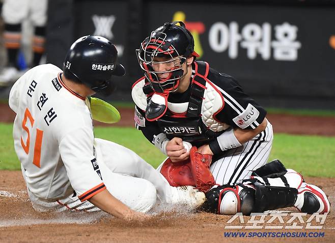 29일 대전 한화생명볼파크에서 열린 LG-한화전. 3회말 2사 2루 노시환의 안타 때 문현빈이 홈으로 쇄도했다. 심판은 아웃을 선언했지만, 비디오판독에 의해 세이프로 정정됐다. 박동원이 공을 미트에 넣지 못했다. 대전=정재근 기자 cjg@sportschosun.com/2025.9.29/