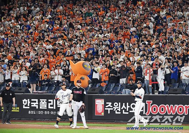 29일 대전 한화생명볼파크에서 열린 LG-한화전. 6회말 한화가 7-1로 크게 앞서자 팬들이 열광하고 있다. 대전=정재근 기자 cjg@sportschosun.com/2025.9.29/