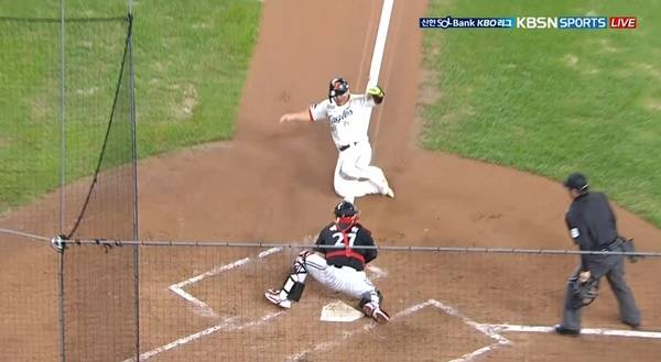 홈에 먼저 배달된 문성주의 송구. ⓒKBSN SPORTS 중계화면 캡처