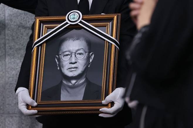 개그맨 이홍렬이 28일 서울 송파구 서울아산병원 장례식장에서 엄수된 전유성 발인식에서 영정 사진을 들고 있다. 연합뉴스
