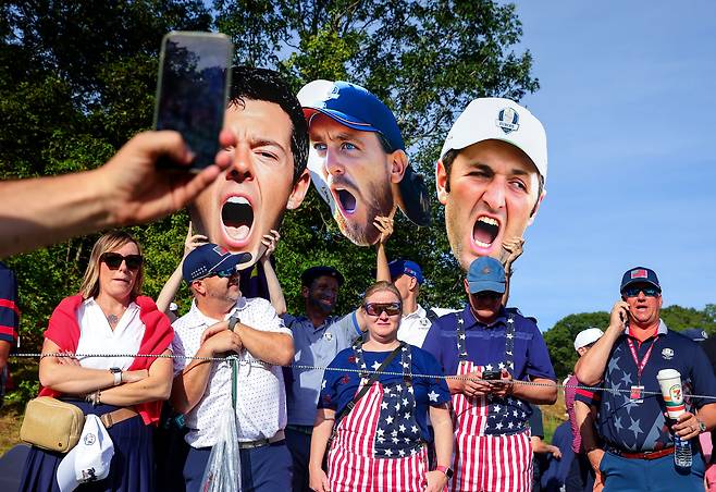 27일(현지 시각) 미국 뉴욕주 파밍데일의 베스페이지 블랙 골프 코스에서 열린 2025년 라이더컵 골프 대회 둘째 날 오전 경기를 관람하는 팬들이 선수들을 응원하고 있다./ EPA 연합뉴스