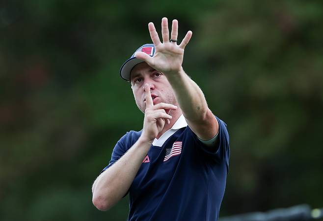 27일(현지 시각) 미국 뉴욕주 파밍데일의 베스페이지 블랙 골프 코스에서 열린 2025년 라이더컵 골프 대회 오후 포볼 경기 중 미국의 저스틴 토마스가 관중들에게 조용히 해달라는 포즈를 취하고 있다. / EPA 연합뉴스