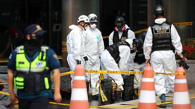 29일 오전 대전 유성구 국가정보자원관리원(국정자원) 화재 현장에서 경찰 관계자들이 불이 붙었던 무정전·전원 장치(UPS)용 리튬이온배터리 상태를 확인하고 있다. 김영태 기자