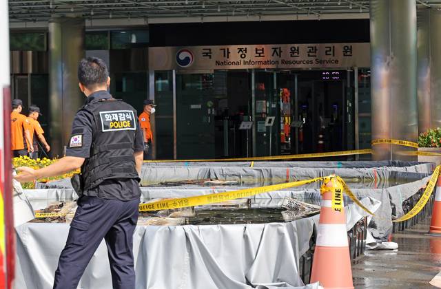 29일 오전 대전 유성구 국가정보자원관리원(국정자원) 화재 현장에서 경찰과 소방 관계자 등의 화재 정밀 감식이 진행되고 있다. 앞서 지난 26일 정부 전산시스템이 있는 국정자원에서 리튬이온배터리 화재가 발생해 정부 전산 서비스가 대규모로 마비된 바 있다. 연합뉴스.