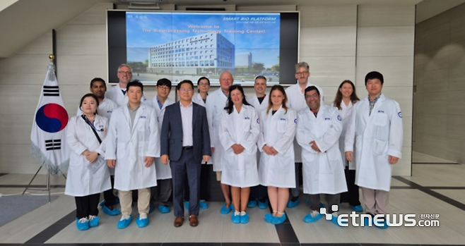 인천시가 23!27일 개최한 2025 아시아 생명공학 대회 및 한국생물공학회 국제회의 참석자들이 바이오시티 탐방 등 맞춤형 관광 프로그램에 참가한 뒤 기념사진을 촬영하고 있다.