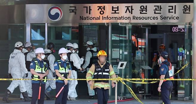 지난 27일 오전 대전 유성구 국가정보자원관리원 화재현장에서 경찰 과학수사대 화재감식 관계자들이 건물 내부로 이동하고 있다. 전산 자원을 통합 관리하는 행정안전부 산하 국가정보자원관리원에서 지난 26일 오후 배터리 교체 작업 중 화재가 발생, 정부 온라인 서비스 70개가 마비됐다. /사진=뉴스1