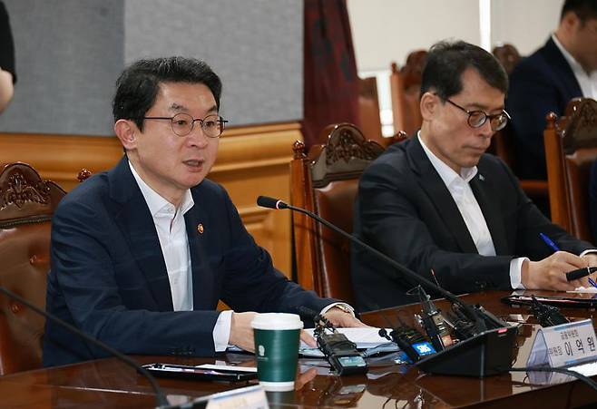 이억원 금융위원장이 29일 오후 서울 중구 은행회관에서 은행연합회장 및 20개 은행 은행장과 취임 후 개최한 첫 번째 은행장 간담회에서 발언하고 있다. 금융위 제공.