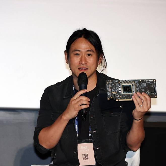 지난 25일 서울 송파구 롯데월드타워 롯데시네마에서 파이낸셜뉴스와 과학기술정보통신부가 공동주최한 'AI World 2025'에서 백준호 퓨리오사AI 대표(맨위 사진)과 이활석 업스테이지 CTO 및 공동창업자가 기조대담에서 각각 발언하고 있다. 사진=박범준 기자