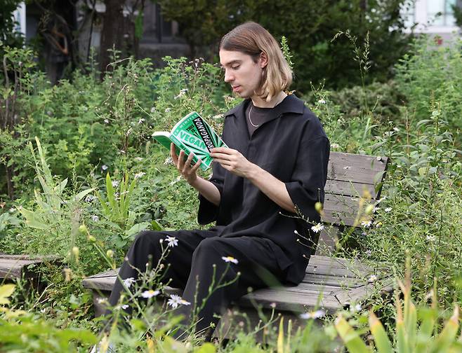 영국 출신 비건운동가 에드 윈터스가 지난 22일 오후 서울 마포구 한겨레 사옥에서 인터뷰를 하기 전 포즈를 취하고 있다. 백소아 기자 thanks@hani.co.kr