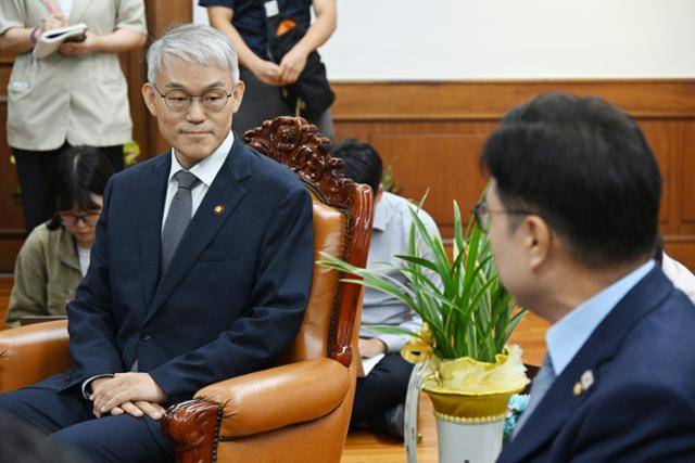 천대엽(왼쪽) 법원행정처장이 24일 서울 여의도 국회에서 우원식 국회의장의 발언을 듣고 있다. 고영권 기자