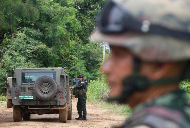 지난 19일 캄보디아 국경지대인 태국 사카오주 반농야까오에서 태국군이 경계를 서고 있다. 반농야까오=EPA 연합뉴스