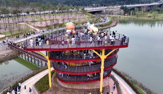 갑천 호수공원 전망대에 시민들이 올라 주변을 둘러보고 있다. 김성태 객원기자