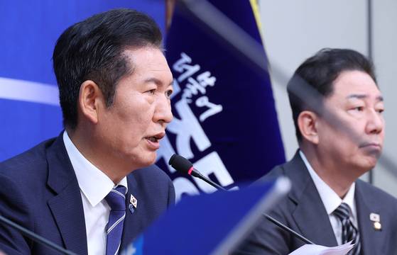 정청래 더불어민주당 대표(왼쪽)가 29일 국회에서 열린 최고위원회의에서 발언하고 있다. 임현동 기자