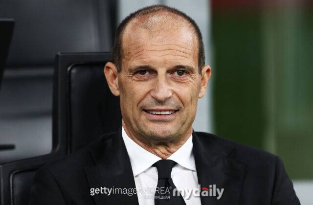 알레그리 감독이 29일 나폴리와 경기를 지켜보고 있다. /게티이미지코리아