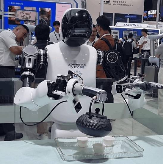 중국 시아순(Siasun) 그룹의 자회사 두코(Duco) 부스에서 휴머노이드 로봇 MR73A가 주전자에 담긴 물을 찻잔에 따르고 있다. 김영철 기자