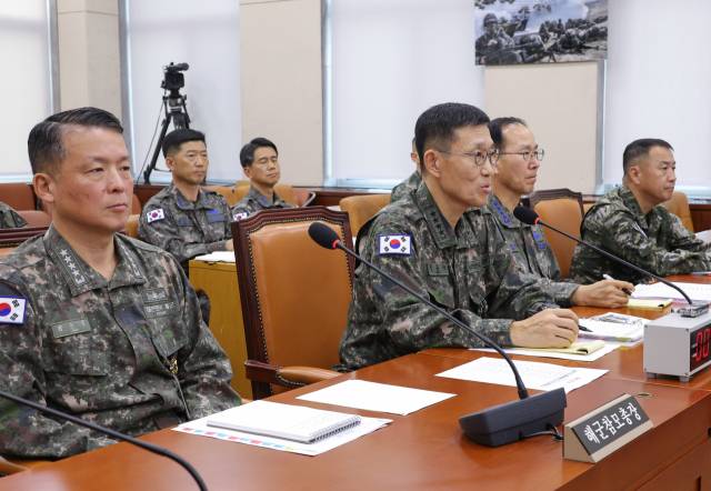 ▲ 29일 서울 여의도 국회에서 열린 국방위원회 전체회의에서 김규하(오른쪽에서 세 번째) 육군참모총장이 의원 질의에 답하고 있다. 왼쪽 옆은 강동길 해군참모총장, 오른쪽 옆은 손석락 공군참모총장, 맨 오른쪽은 주일석 해병대사령관. ⓒ연합뉴스