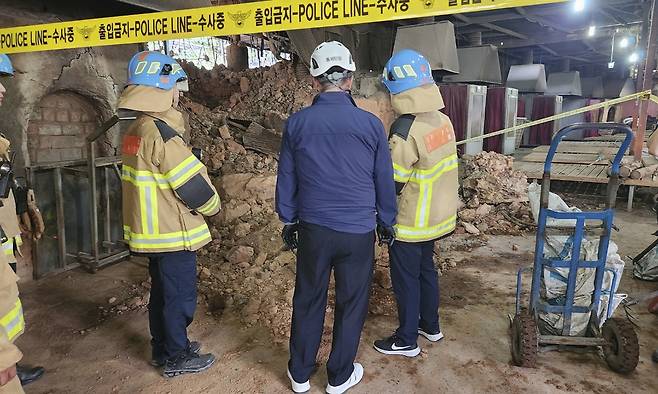 지난 27일 경기 양주시 장흥면의 한 찜질방 내부에서 가스 폭발 사고가 발생해 이용객과 직원 등 28명이 다치고 72명이 대피하는 소동이 벌어졌다. 사진은 찜질방 사고 현장 모습. 경기도북부소방재난본부 제공